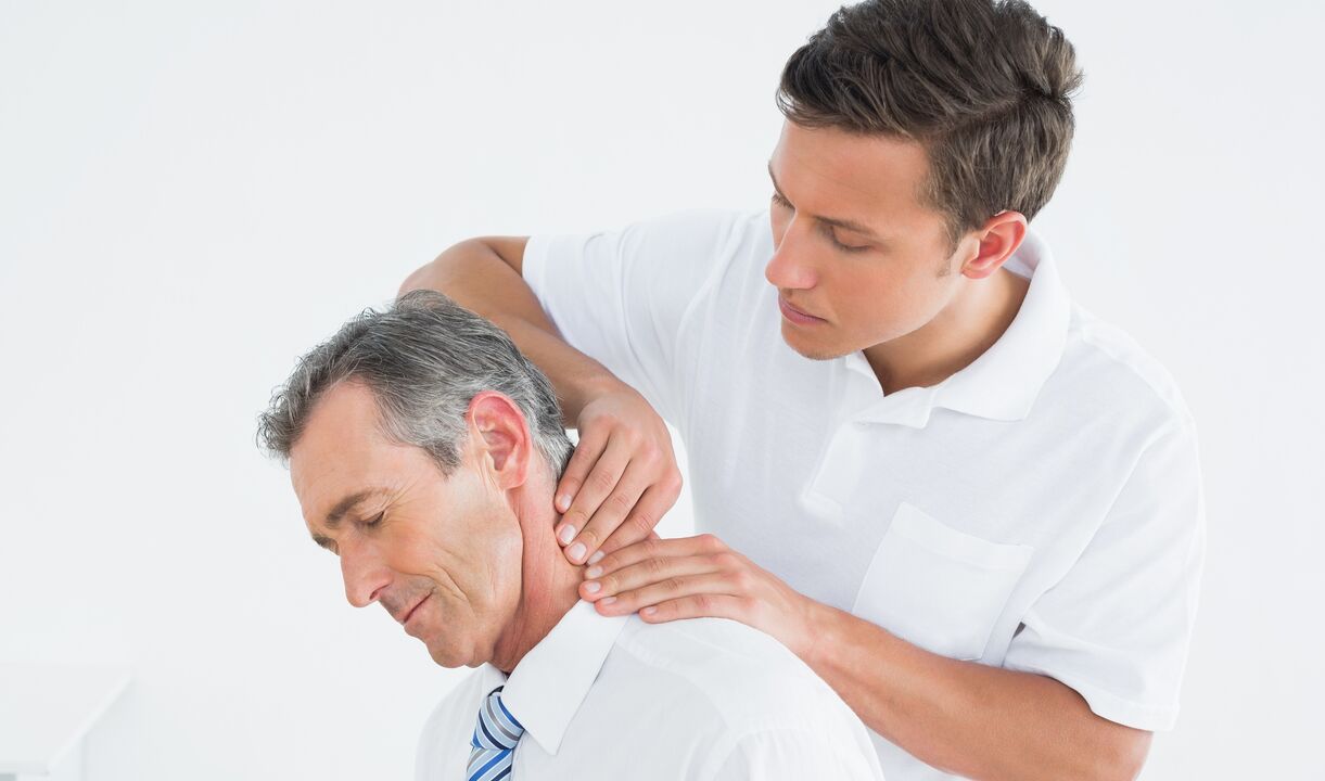 Dokter ënnersicht den Hals mat Osteochondrose